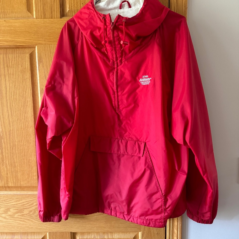 SUBWAY WOMENS PULLOVEER WINDBREAKER - MEDIUM